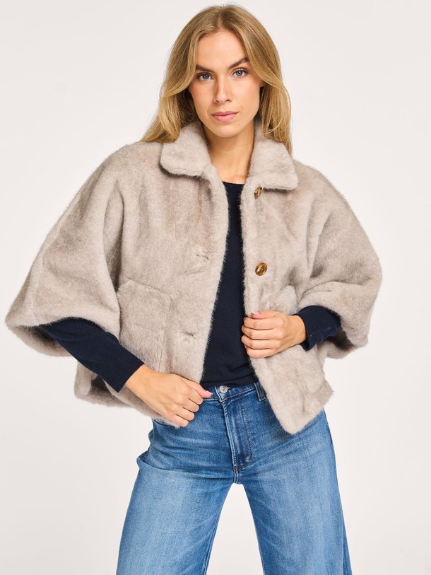 Ontdek de Lena geweven fake fur mantel van Alter Ego in de kleur grijs bij Orangebag. Op werkdagen voor 21:45 besteld, morgen in huis.