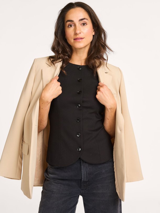 Ontdek de Tanny rayonmix gilet van Modstrom in de kleur zwart bij Orangebag. Op werkdagen voor 21:45 besteld, morgen in huis.