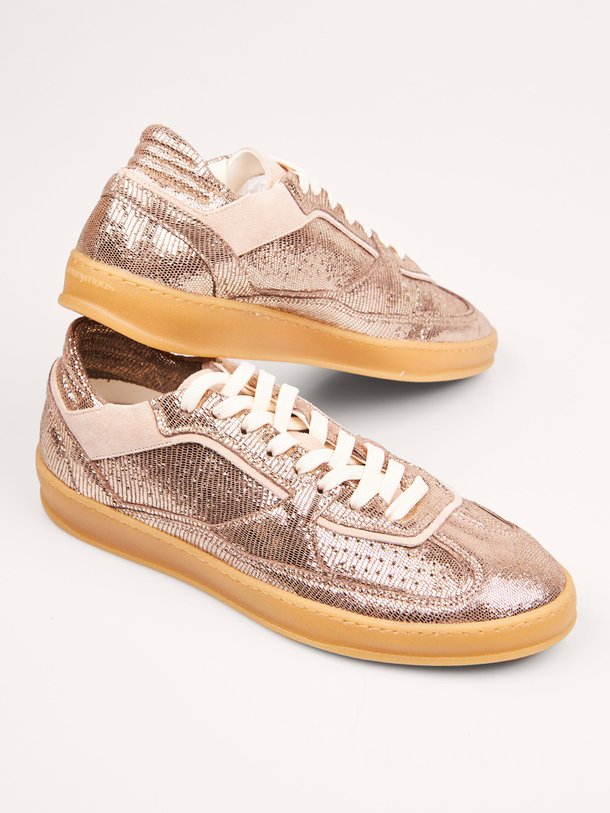 Ontdek de Dabbie lederen metallic sneakers van Anonymous Copenhagen in de kleur champagne bij Orangebag. Op werkdagen voor 21:45 besteld, morgen in huis.