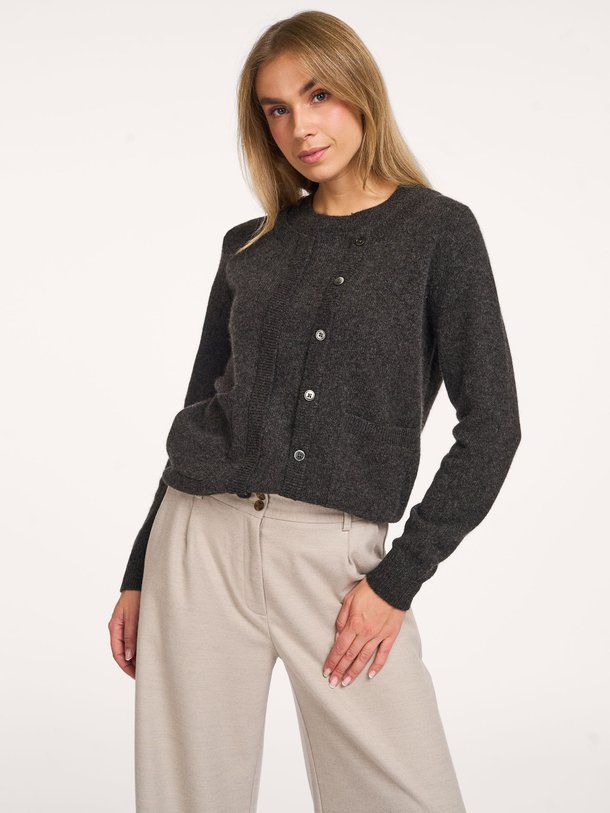 Ontdek de Gabrielle merino wolmix gemêleerde trui van Nathalie Vleeschouwer in de kleur antraciet bij Orangebag. Op werkdagen voor 21:45 besteld, morgen in huis.