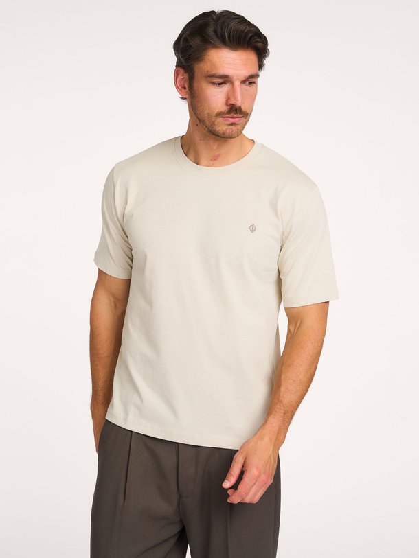 Ontdek de Saotto organic cotton T-shirt met borduursel van Samsoe Samsoe in de kleur ecru bij Orangebag. Op werkdagen voor 21:45 besteld, morgen in huis.
