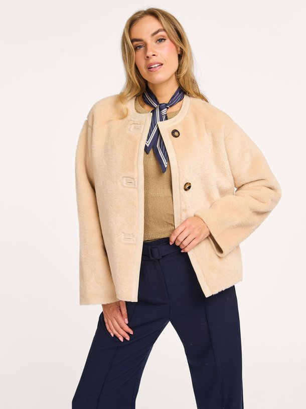 Ontdek de Elton geweven fake fur jack van Suncoo in de kleur beige bij Orangebag. Op werkdagen voor 21:45 besteld, morgen in huis.