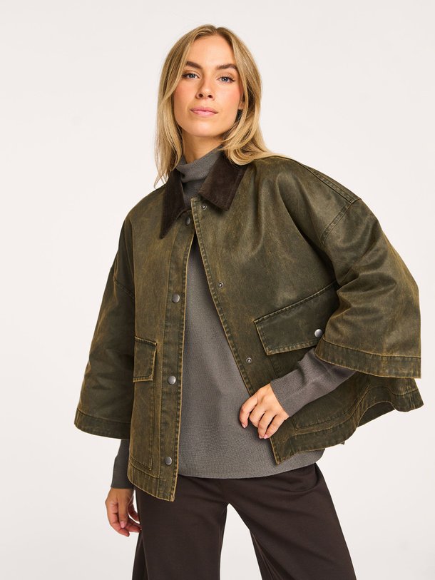 Ontdek de Ans katoenmix jack van Drykorn in de kleur groen bij Orangebag. Op werkdagen voor 21:45 besteld, morgen in huis.