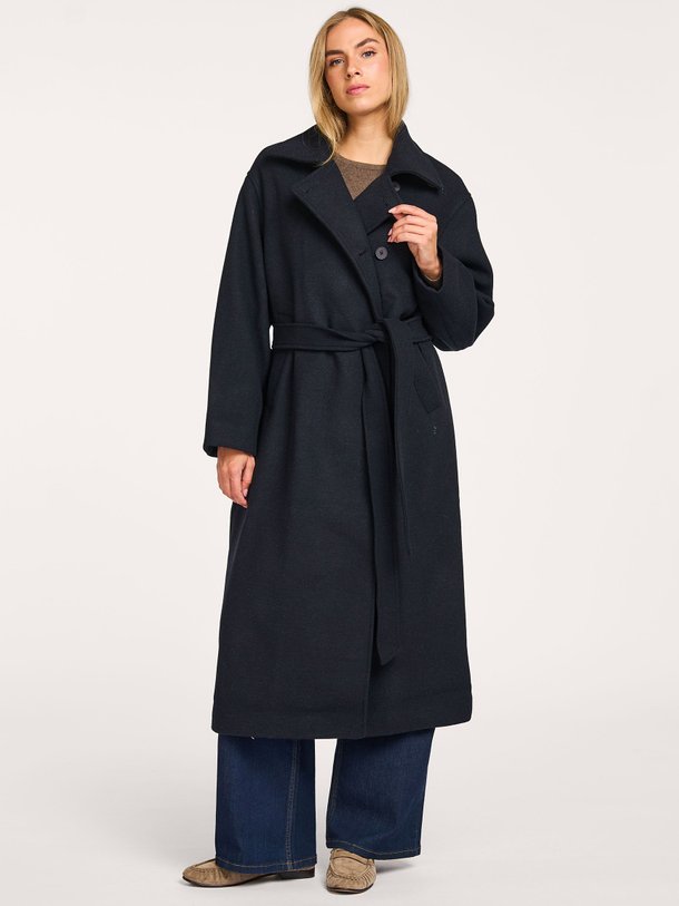 Ontdek de Milleah wolmix mantel van Elvine in de kleur donkerblauw bij Orangebag. Op werkdagen voor 21:45 besteld, morgen in huis.