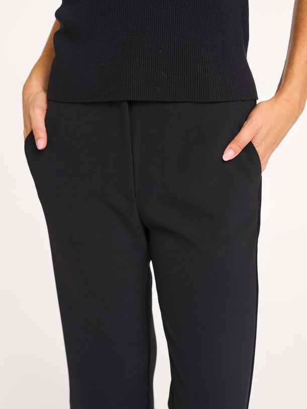 Ontdek de Fique geweven flared broek van Second Female in de kleur zwart bij Orangebag. Op werkdagen voor 21:45 besteld, morgen in huis.
