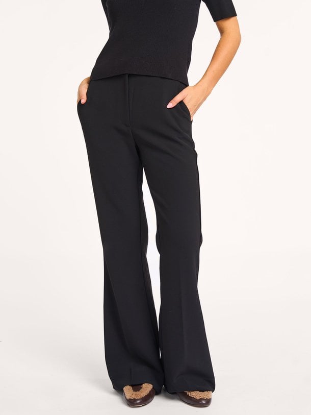 Ontdek de Fique geweven flared broek van Second Female in de kleur zwart bij Orangebag. Op werkdagen voor 21:45 besteld, morgen in huis.
