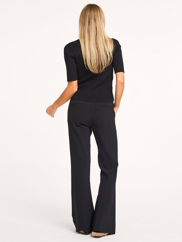 Ontdek de Fique geweven flared broek van Second Female in de kleur zwart bij Orangebag. Op werkdagen voor 21:45 besteld, morgen in huis.
