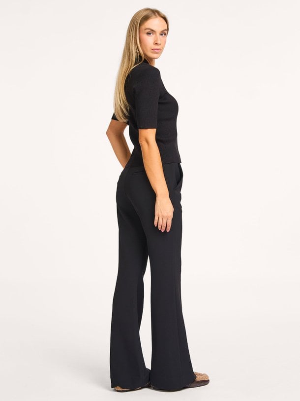 Ontdek de Fique geweven flared broek van Second Female in de kleur zwart bij Orangebag. Op werkdagen voor 21:45 besteld, morgen in huis.