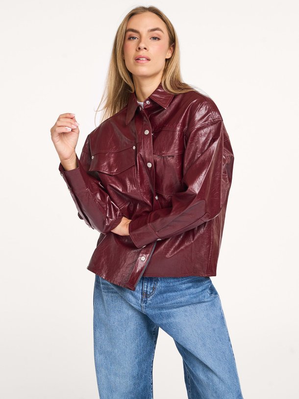 Ontdek de Viscosemix leatherlook overshirt van Alix The Label in de kleur bordeauxrood bij Orangebag. Op werkdagen voor 21:45 besteld, morgen in huis.