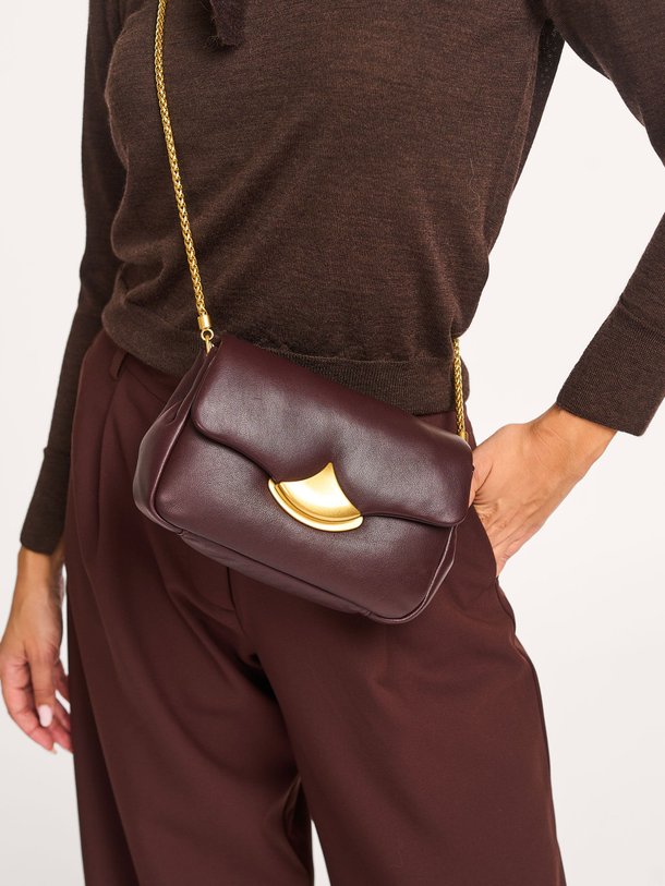 Sessun Diviluz Puffy - Lederen Gewatteerde Crossbody Tas - Aubergine Ontdek de Diviluz Puffy lederen gewatteerde crossbody tas van Sessun in de kleur aubergine bij Orangebag. Op werkdagen voor 21:45 besteld, morgen in huis.
