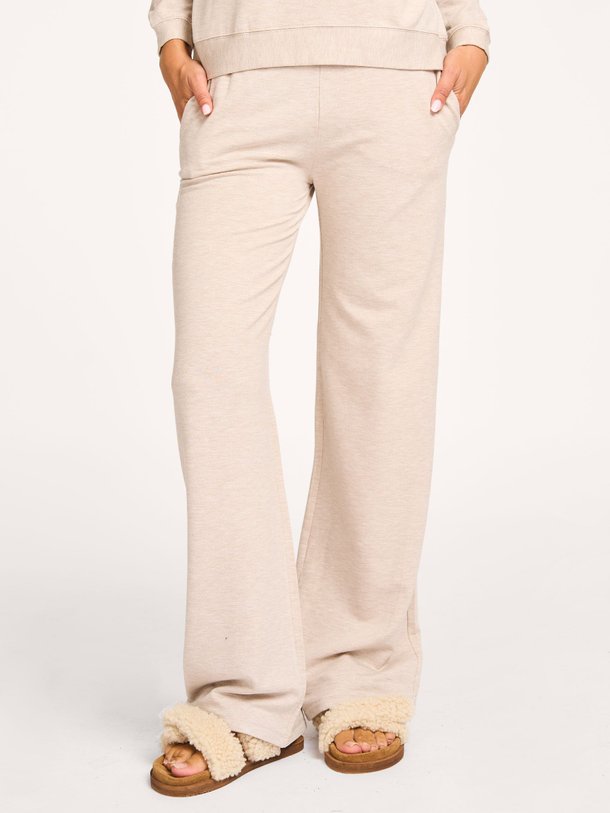 Ontdek de M004 Viscosemix gemêleerde joggingbroek van Majestic Filatures in de kleur beige bij Orangebag. Op werkdagen voor 21:45 besteld, morgen in huis.