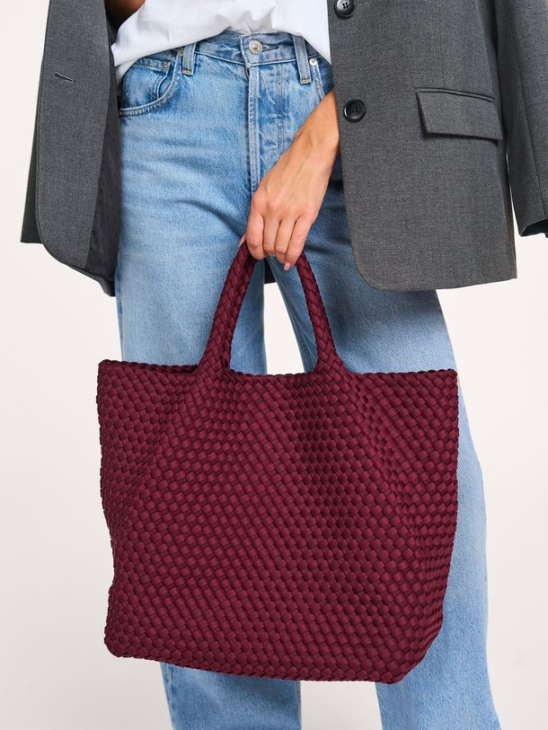 Marrea Gevlochten Handtas Large - Bordeauxrood Ontdek de Gevlochten handtas large van Marrea in de kleur bordeauxrood bij Orangebag. Op werkdagen voor 21:45 besteld, morgen in huis.