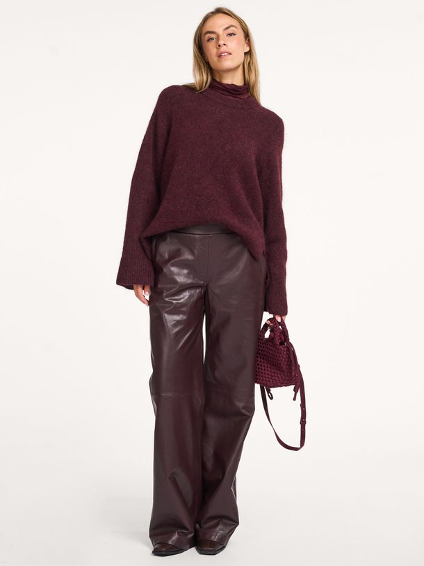 Ontdek de Parisa lederen broek van Dna in de kleur bordeauxrood bij Orangebag. Op werkdagen voor 21:45 besteld, morgen in huis.