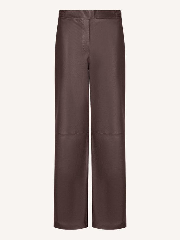 Ontdek de Parisa lederen broek van Dna in de kleur bordeauxrood bij Orangebag. Op werkdagen voor 21:45 besteld, morgen in huis.