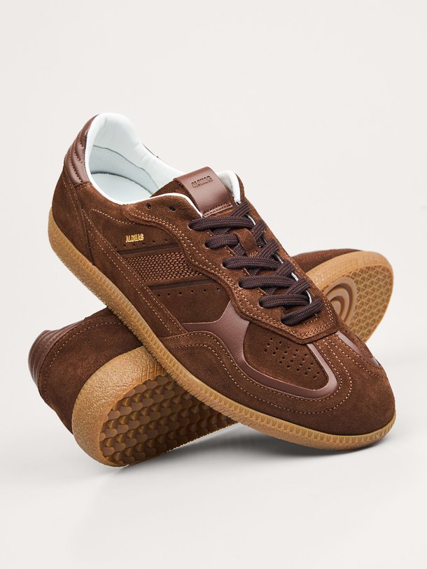 Ontdek de Tb.490 suède sneakers van Alohas in de kleur donkerbruin bij Orangebag. Op werkdagen voor 21:45 besteld, morgen in huis.