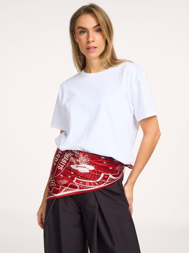 Ontdek de Zijden sjaal met dessin van Old Habits Die Hard in de kleur rood bij Orangebag. Op werkdagen voor 21:45 besteld, morgen in huis.
