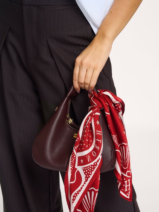 Ontdek de Zijden sjaal met dessin van Old Habits Die Hard in de kleur rood bij Orangebag. Op werkdagen voor 21:45 besteld, morgen in huis.