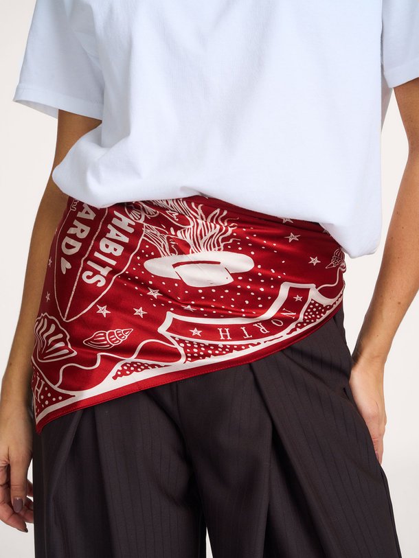 Ontdek de Zijden sjaal met dessin van Old Habits Die Hard in de kleur rood bij Orangebag. Op werkdagen voor 21:45 besteld, morgen in huis.