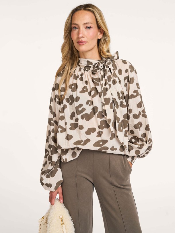 Ontdek de Katoen/viscosemix top met dessin van Summum in de kleur ecru bij Orangebag. Op werkdagen voor 21:45 besteld, morgen in huis.