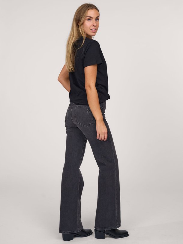 Ontdek de Hanne katoenen T-shirt met studs van My Essential Wardrobe in de kleur zwart bij Orangebag. Op werkdagen voor 21:45 besteld, morgen in huis.