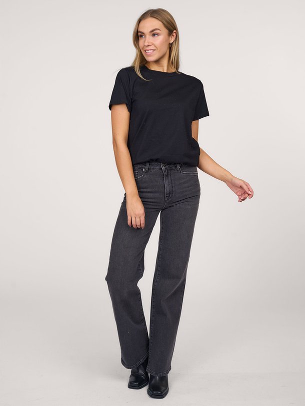 Ontdek de Hanne katoenen T-shirt met studs van My Essential Wardrobe in de kleur zwart bij Orangebag. Op werkdagen voor 21:45 besteld, morgen in huis.