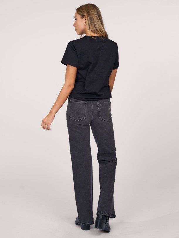 Ontdek de Hanne katoenen T-shirt met studs van My Essential Wardrobe in de kleur zwart bij Orangebag. Op werkdagen voor 21:45 besteld, morgen in huis.