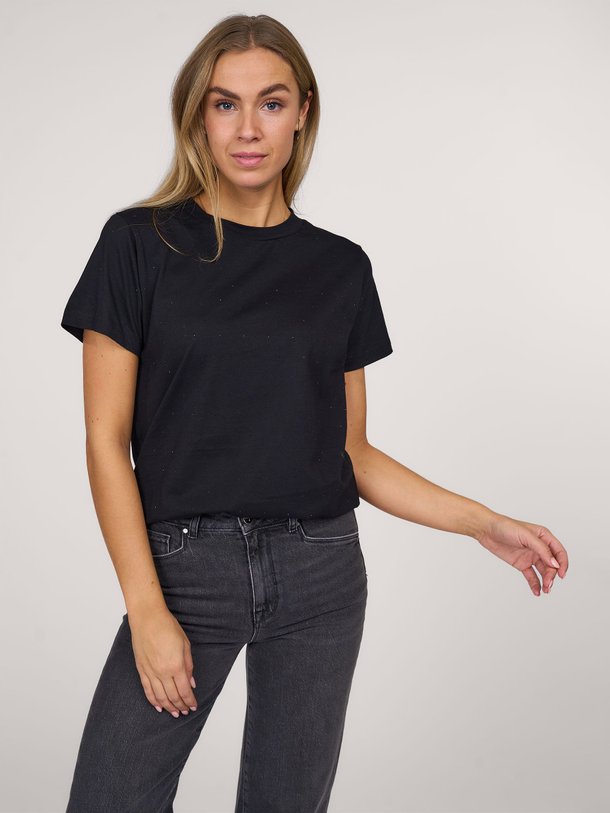 Ontdek de Hanne katoenen T-shirt met studs van My Essential Wardrobe in de kleur zwart bij Orangebag. Op werkdagen voor 21:45 besteld, morgen in huis.