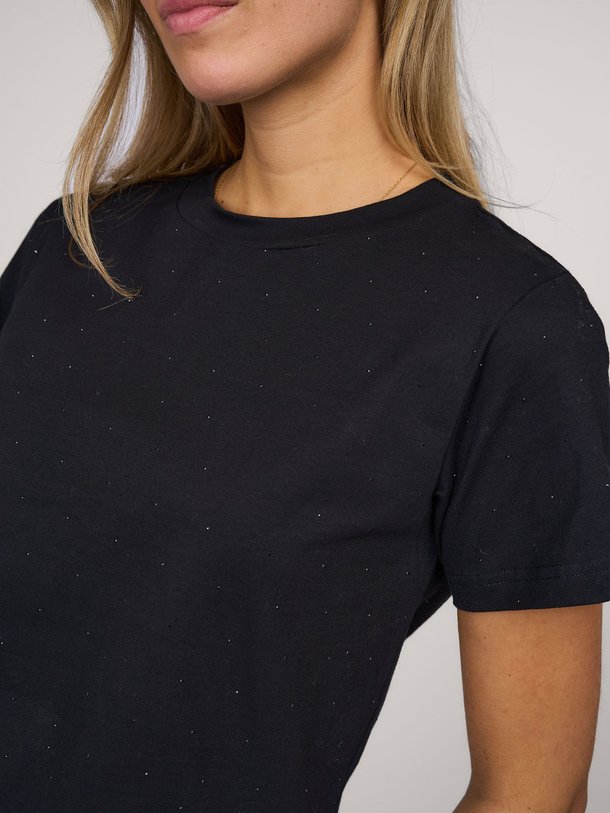 Ontdek de Hanne katoenen T-shirt met studs van My Essential Wardrobe in de kleur zwart bij Orangebag. Op werkdagen voor 21:45 besteld, morgen in huis.