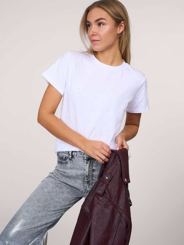 Ontdek de Hanne katoenen T-shirt met studs van My Essential Wardrobe in de kleur wit bij Orangebag. Op werkdagen voor 21:45 besteld, morgen in huis.