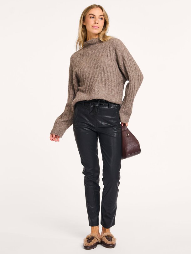 Ontdek de Francis viscosemix leatherlook broek van Knit-ted in de kleur zwart bij Orangebag. Op werkdagen voor 21:45 besteld, morgen in huis.