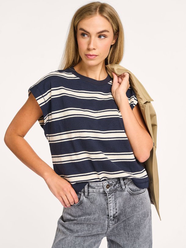 Ontdek de Mason katoenmix gestreepte top van By-Bar in de kleur donkerblauw bij Orangebag. Op werkdagen voor 21:45 besteld, morgen in huis.