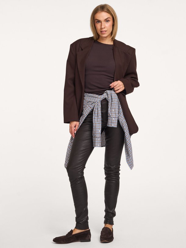 Ontdek de Pixie lederen broek met croco reliëf van Dna in de kleur donkerbruin bij Orangebag. Op werkdagen voor 21:45 besteld, morgen in huis.