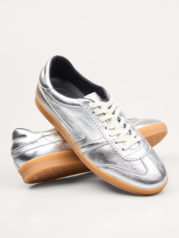 Ontdek de Lederen metallic sneakers van Closed in de kleur zilverkleur bij Orangebag. Op werkdagen voor 21:45 besteld, morgen in huis.