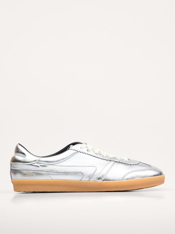 Ontdek de Lederen metallic sneakers van Closed in de kleur zilverkleur bij Orangebag. Op werkdagen voor 21:45 besteld, morgen in huis.