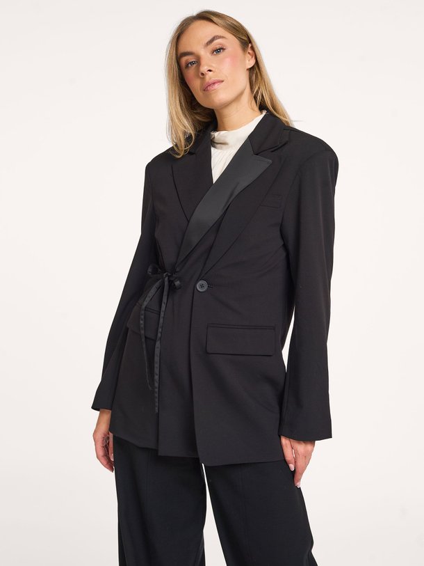 Ontdek de Drink viscosemix blazer van Second Female in de kleur zwart bij Orangebag. Op werkdagen voor 21:45 besteld, morgen in huis.