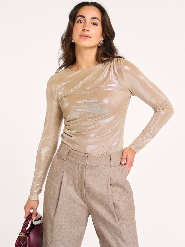 Ontdek de Margot jersey glanzende top van Co'Couture in de kleur champagne bij Orangebag. Op werkdagen voor 21:45 besteld, morgen in huis.
