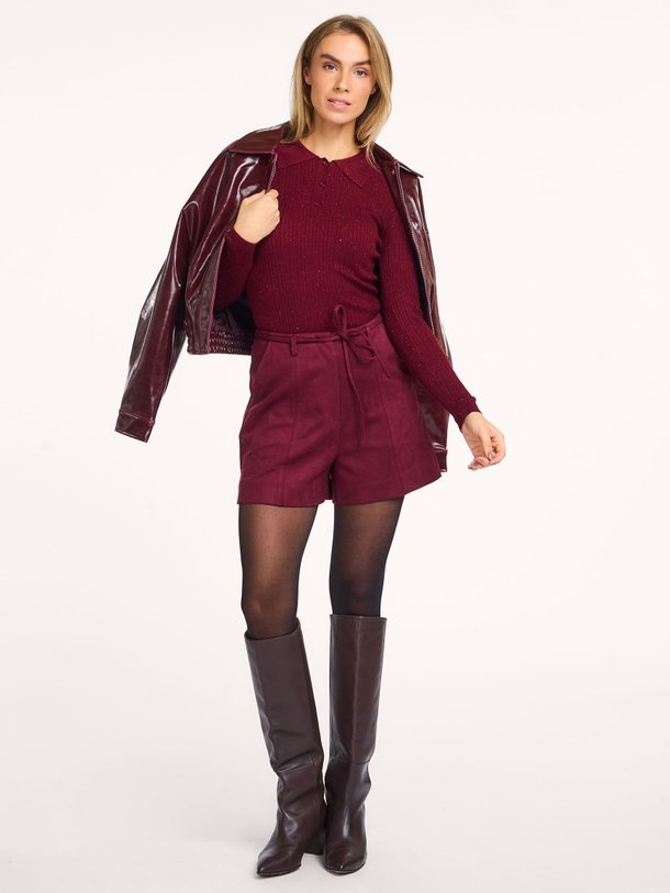 Ontdek de Suèdelook short van Frnch in de kleur bordeauxrood bij Orangebag. Op werkdagen voor 21:45 besteld, morgen in huis.