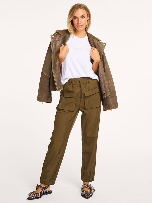 Ontdek de Luna geweven cargo broek van Co'Couture in de kleur olijfgroen bij Orangebag. Op werkdagen voor 21:45 besteld, morgen in huis.