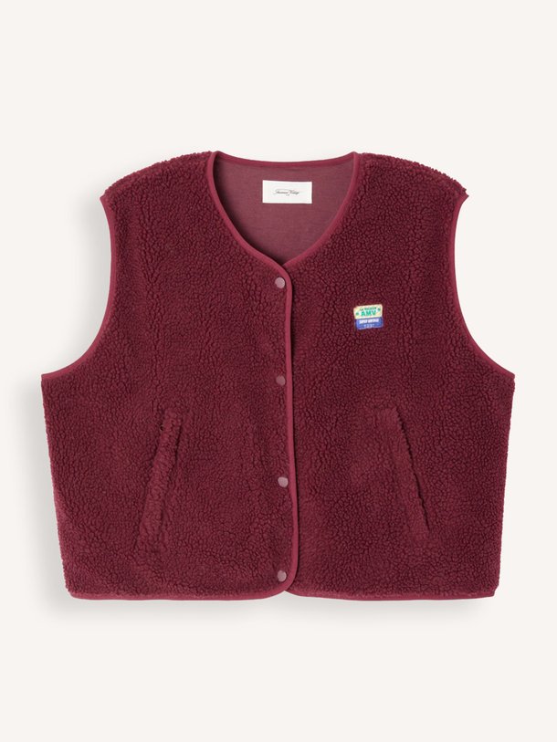 Ontdek de Hoktown teddy gilet van American Vintage in de kleur bordeauxrood bij Orangebag. Op werkdagen voor 21:45 besteld, morgen in huis.