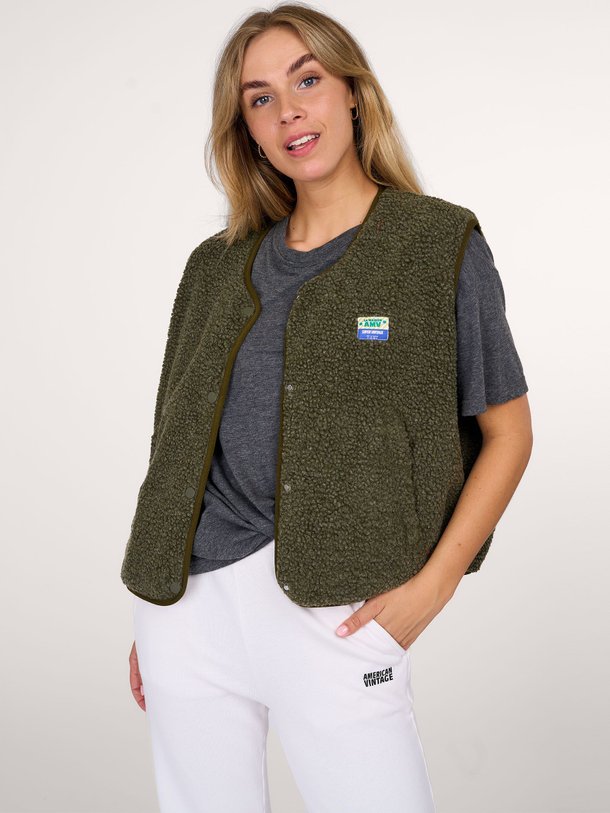 Ontdek de Hoktown geweven teddy gilet van American Vintage in de kleur donkergroen bij Orangebag. Op werkdagen voor 21:45 besteld, morgen in huis.