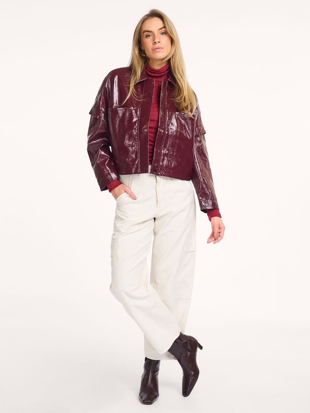 Ontdek de Paradis viscosemix leatherlook jack van Karma Koma in de kleur bordeauxrood bij Orangebag. Op werkdagen voor 21:45 besteld, morgen in huis.
