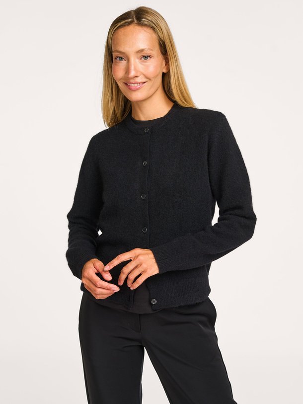 Ontdek de Nor alpacamix vest van Samsoe Samsoe in de kleur zwart bij Orangebag. Op werkdagen voor 21:45 besteld, morgen in huis.