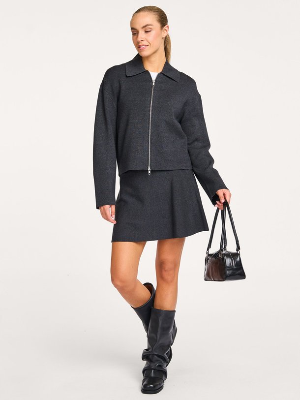 Ontdek de Siv viscosemix gemêleerde rok van Second Female in de kleur donkergrijs bij Orangebag. Op werkdagen voor 21:45 besteld, morgen in huis.