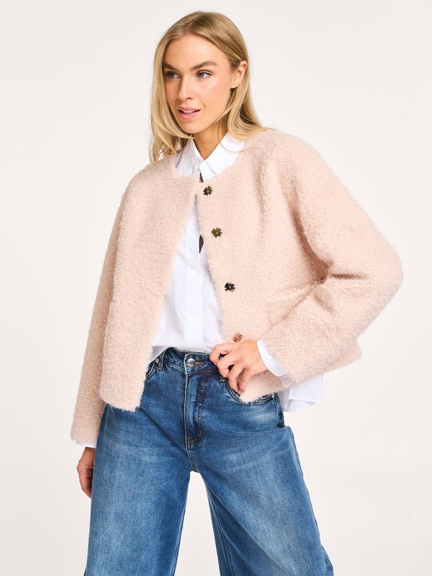 Ontdek de Geweven teddy jasje van Sofie Schnoor in de kleur poeder bij Orangebag. Op werkdagen voor 21:45 besteld, morgen in huis.