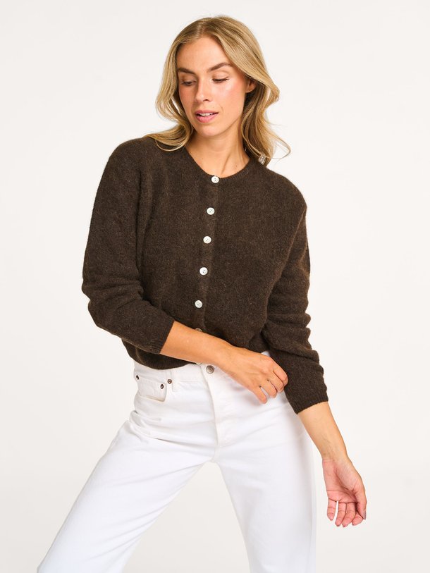 Ontdek de Vitow alpacamix vest van American Vintage in de kleur donkerbruin bij Orangebag. Op werkdagen voor 21:45 besteld, morgen in huis.