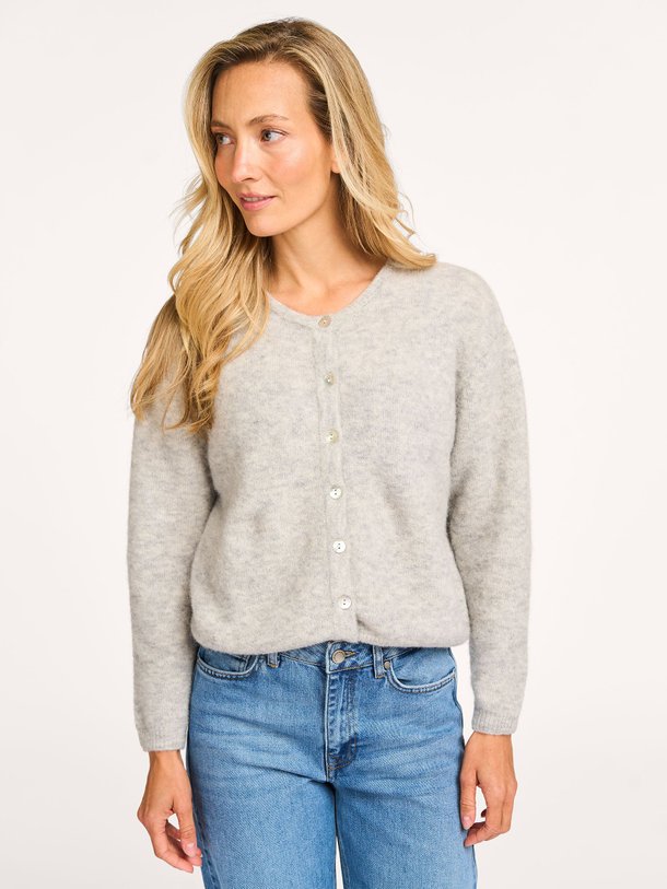 Ontdek de Vitow alpacamix gemêleerd vest van American Vintage in de kleur grijs bij Orangebag. Op werkdagen voor 21:45 besteld, morgen in huis.