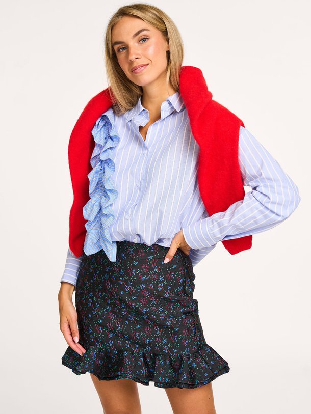 Ontdek de Ibody katoenen blouse met gestreept dessin van Essentiel Antwerp in de kleur lichtblauw bij Orangebag. Op werkdagen voor 21:45 besteld, morgen in huis.