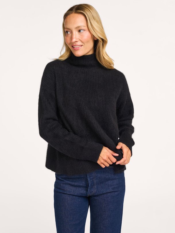 Ontdek de Wolmix trui van Majestic Filatures in de kleur zwart bij Orangebag. Op werkdagen voor 21:45 besteld, morgen in huis.