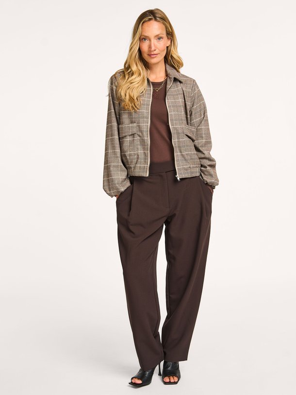 Ontdek de Claudine viscosemix geruit jasje van Co'Couture in de kleur bruingrijs bij Orangebag. Op werkdagen voor 21:45 besteld, morgen in huis.