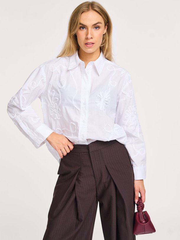 Ontdek de Xavier katoenen blouse van Co'Couture in de kleur wit bij Orangebag. Op werkdagen voor 21:45 besteld, morgen in huis.